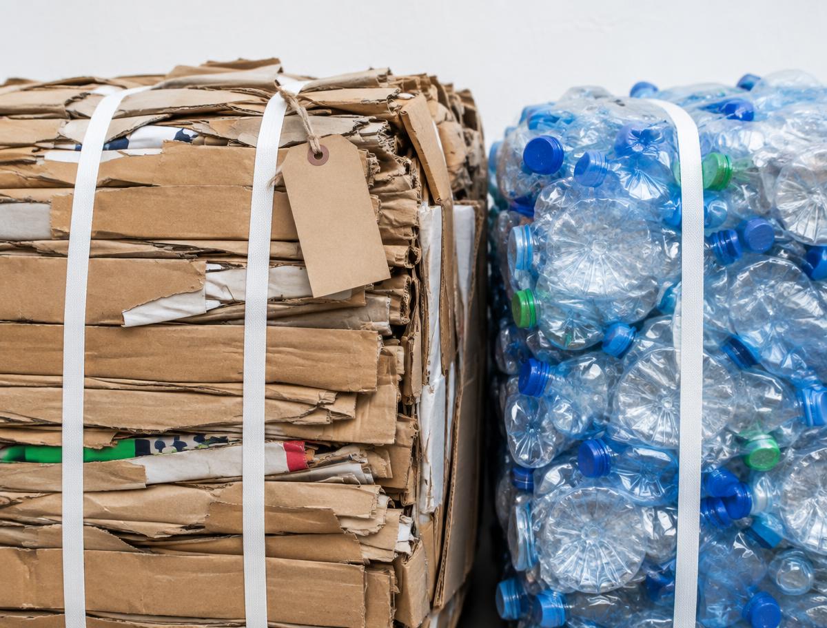 Fardos de cartón y botellas PET con etiqueta de lote